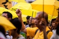 香港民主派による大規模抗議行動「雨傘運動」の4周年を機に行政府本部庁舎の外で行われた集会のさなか、黄色の傘を差す活動家ら（2018年9月28日撮影）。(c)Anthony WALLACE / AFP