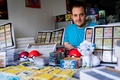 ポケモンカードのコレクションを見せるイェンス・イショイ・プレーンさん。デンマーク・ニボで（2022年11月25日撮影）。(c)Ida Marie Odgaard / Ritzau Scanpix / AFP