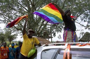 公衆の面前でキス、女性2人逮捕 ウガンダ