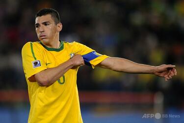 元ブラジル代表DFルシオ氏が入院 エコ暖炉の爆発でやけど 写真1枚 国際