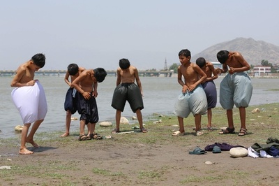 【今日の1枚】ズボンの風船、誰が一番大きい？ アフガニスタン