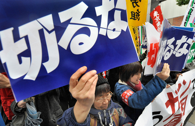 経団連前で「派遣切り」抗議デモ