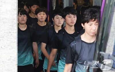 北朝鮮のサッカー女子選手団、韓国・水原で2日連続の練習