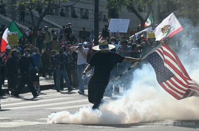 反トランプデモ取材中のAFPカメラマン、ゴム弾で顔面負傷 LA