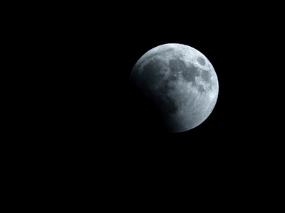 月の両極付近に氷、決定的証拠を初確認 研究