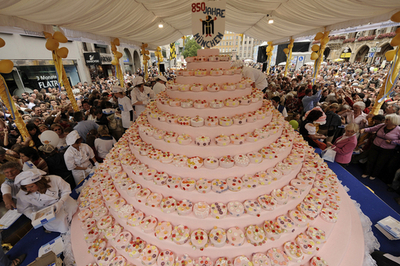 ミュンヘン建都850年記念でケーキ850個を大盤振る舞い