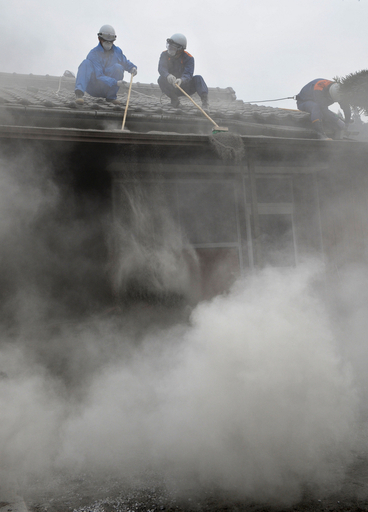 新燃岳、火山灰に覆われた民家