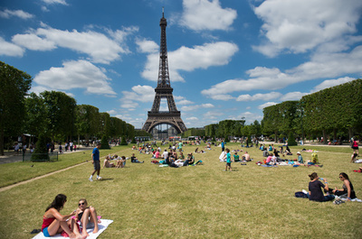 女2人がイスラム教徒女性刺す、暴行容疑で予審開始 仏