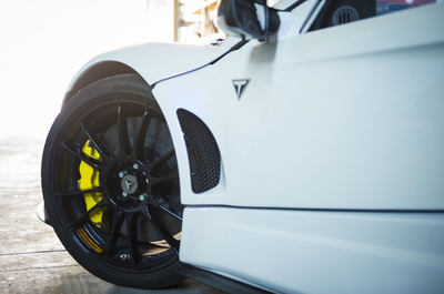 東欧の小さな工場が生んだスーパーカー、愛好家が熱い視線