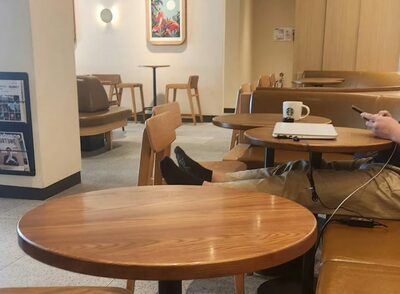韓国・失われたマナー…カフェで椅子に足を伸ばす男性、テーブル2台使用、「足をかく行動」も