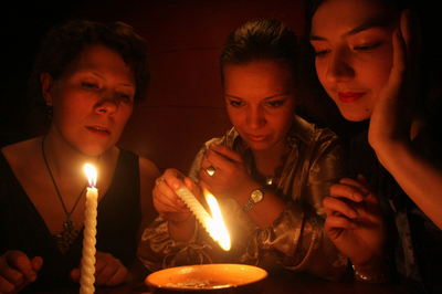 ろうそくで適職や未来の夫がわかる？占いに夢中なロシア女性たち