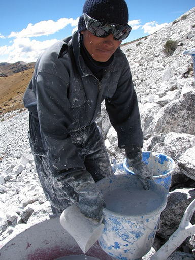 しっくいで山を真っ白に、ペルー・アンデス山脈で行われる氷河融解対策