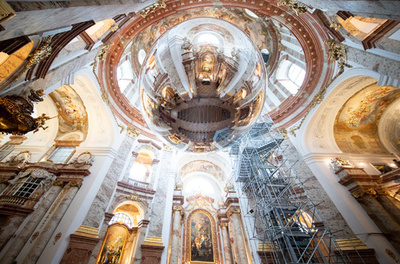 教会に浮かぶ巨大な球体、オーストリア・ウィーンで展示