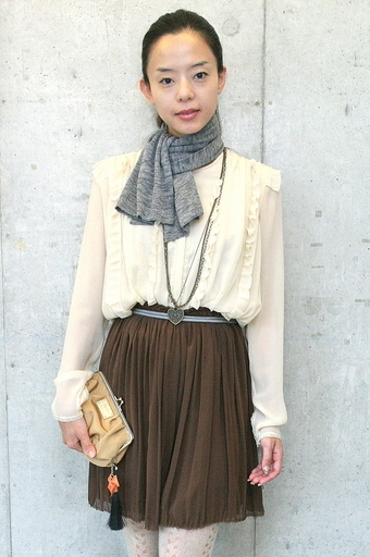 ＜ファッション業界の人々＞オータムカラーのフェミニン・スタイル