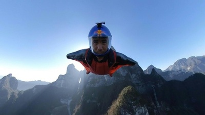 動画：中国・張家界を舞うウイングスーツジャンパー