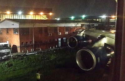 英BA機の主翼が空港建物に衝突、4人負傷 南ア