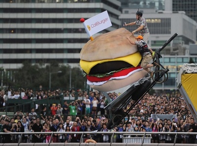 巨大ハンバーガーで空へ！ 香港で人力飛行機コンテスト