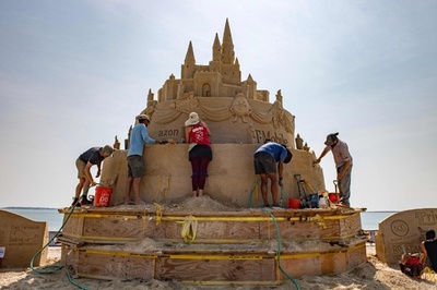 【今日の1枚】ケーキのようなお城、浜辺に砂彫刻 米