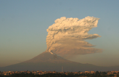 メキシコ・ポポカテペトル山が水蒸気爆発、水蒸気は火口から高さ3キロに