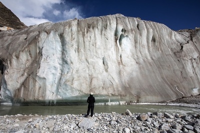 インド・ヒマラヤの氷河 溶け出すガンジス川源流