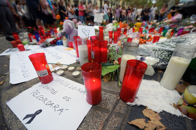 スペイン車突入、容疑者の多くはモロッコ系 悲嘆に暮れる父親