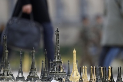仏警察、エッフェル塔の違法な土産品20トン押収 中国人の業者摘発