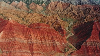 動画:初夏の彩り帯びる丹霞地形 中国新疆ウイグル自治区