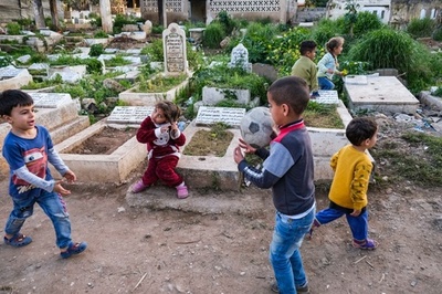墓地で生まれ、墓地で暮らす子どもたち レバノン・トリポリ