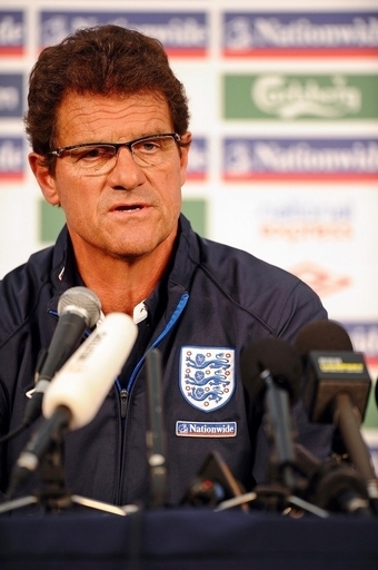 FA カペッロ監督の続投を発表