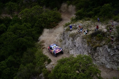 ヒルボネンが第12S優勝、ペテランセルは総合Vに近づく ダカールラリー