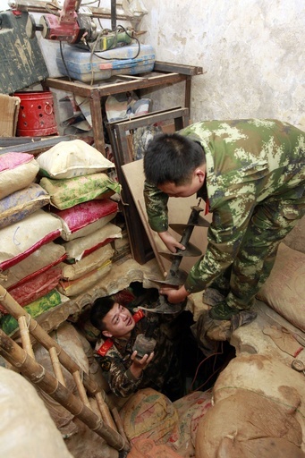 香港と深セン結ぶ密輸トンネル発見、トロッコも完備