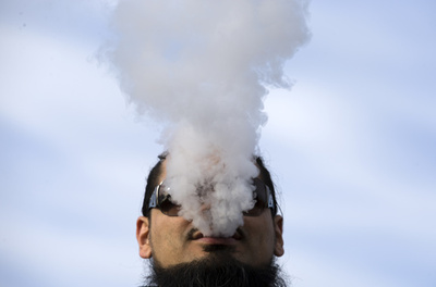 トランプ氏、電子たばこ禁止を先送り 大統領選への影響を懸念