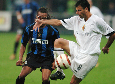 サッカー観戦で置いてけぼりされたファン、11年ぶりに帰国