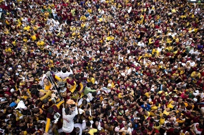 奇跡求めて黒いキリスト像に信者殺到、フィリピン