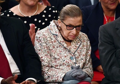 ギンズバーグ米最高裁判事が転倒骨折し入院、85歳のリベラル派