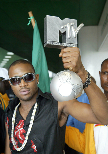 ナイジェリア人シンガー・ソングライターD’Banj、MTVアワードを手に帰国