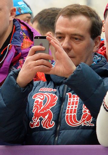 ロシアのメドベージェフ首相、ボブスレーの撮影に挑戦？