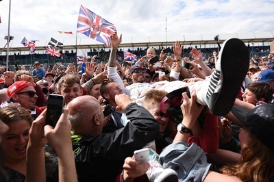 ハミルトンが英国GPで3年連続優勝、ロズベルグとの差は1に