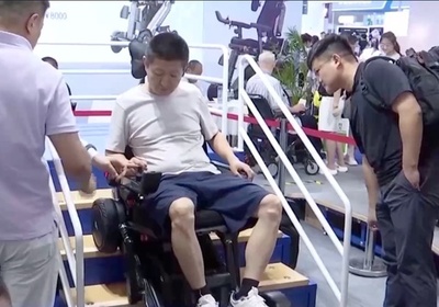 脳と機械を接続 中国国際福祉博覧会でスマート車椅子などが登場