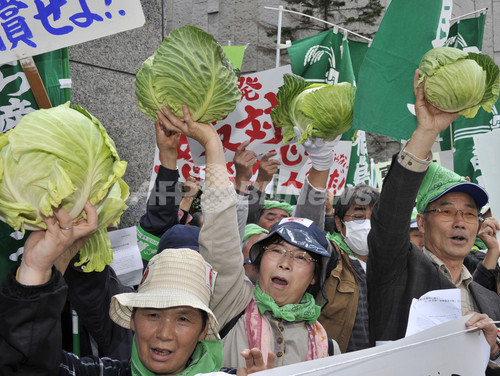 農家ら350人が東電本店前で抗議、原発事故の補償求める