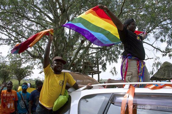 公衆の面前でキス、女性2人逮捕 ウガンダ