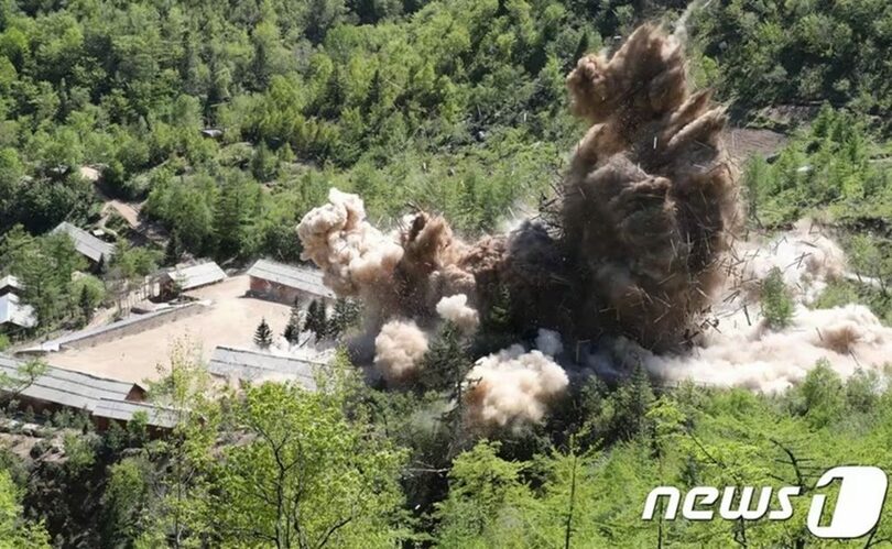 北朝鮮・豊渓里核実験場の廃棄に向け、管理指揮所の建物が爆破された様子＝2018年5月(c)news1