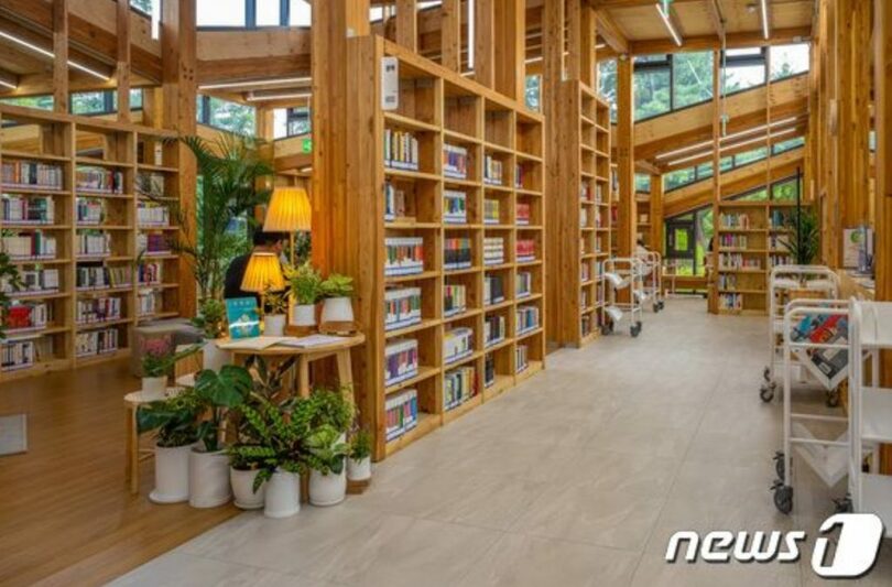 梧桐森の中の図書館には一般書と児童書まで8000冊余りの本が所蔵されている（ソウル観光財団提供）(c)news1