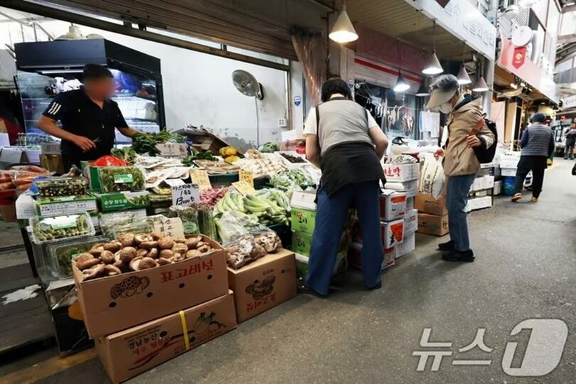 ソウル市内の伝統市場で買い物をする市民(c)news1