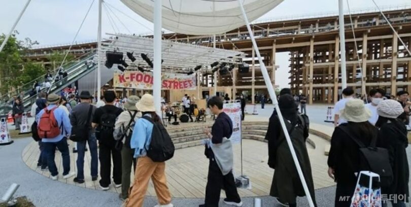5月12日、大阪・関西万博で韓国料理体験イベントに参加した観覧客(c)MONEYTODAY