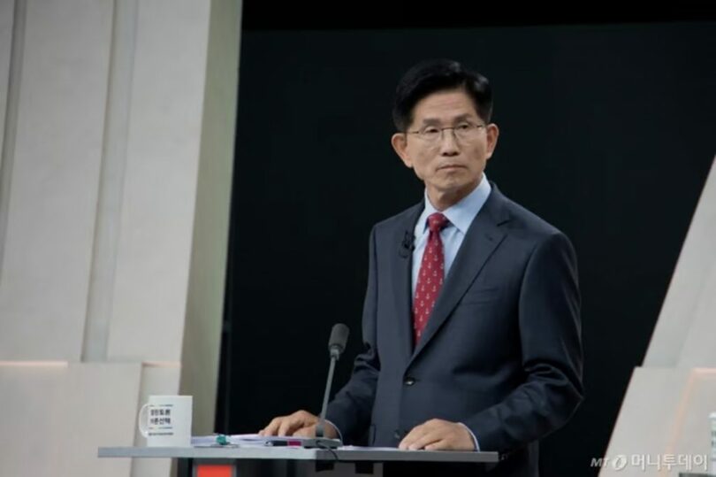 討論会の準備をするキム・ムンス氏＝国会写真記者団＝国会写真記者団(c)NEWSIS/MONEYTODAY