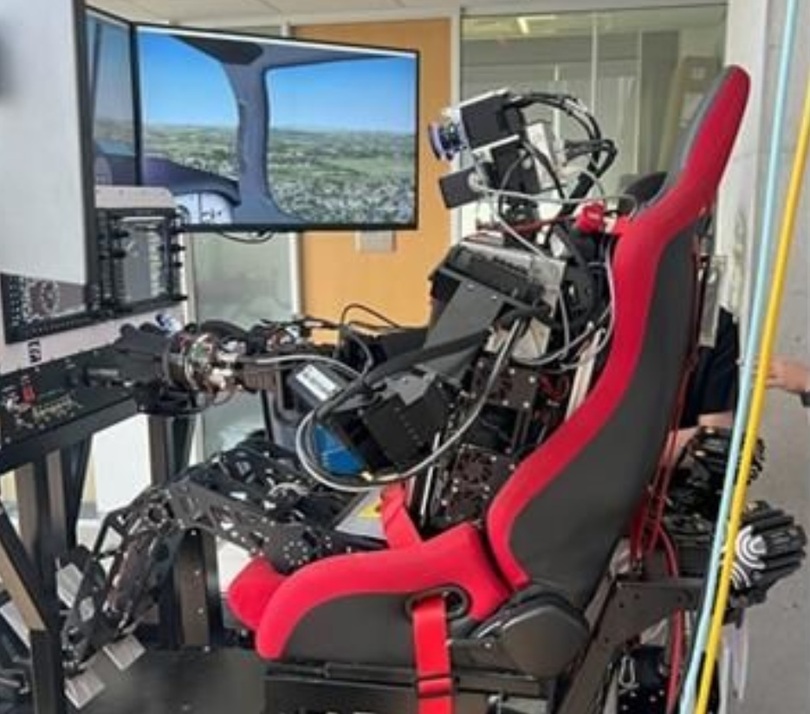 飛行シミュレーターを操るパイボット(c)NEWSIS