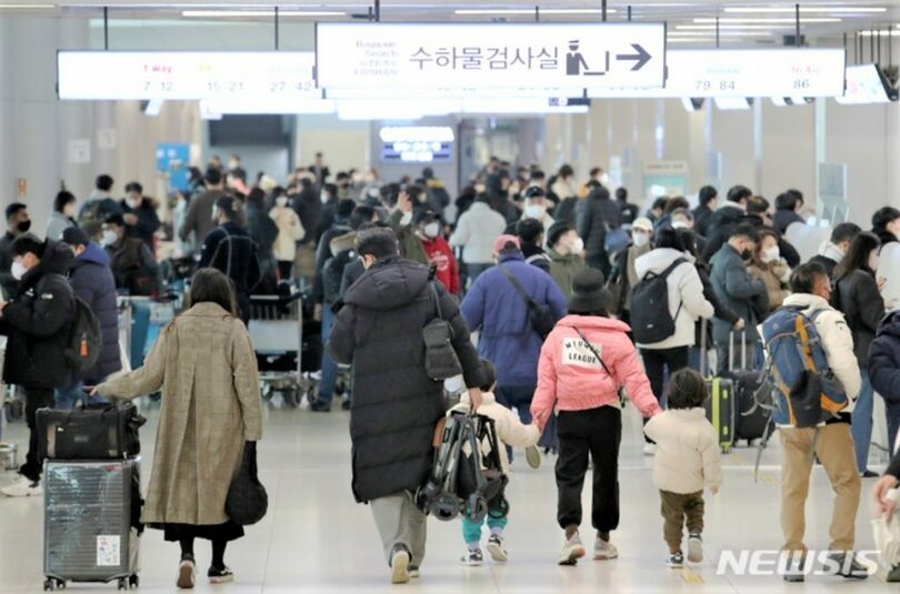 先月26日午前、金浦（キムポ）国際空港の国内線庁舎が旅行客でにぎわっている(c)NEWSIS