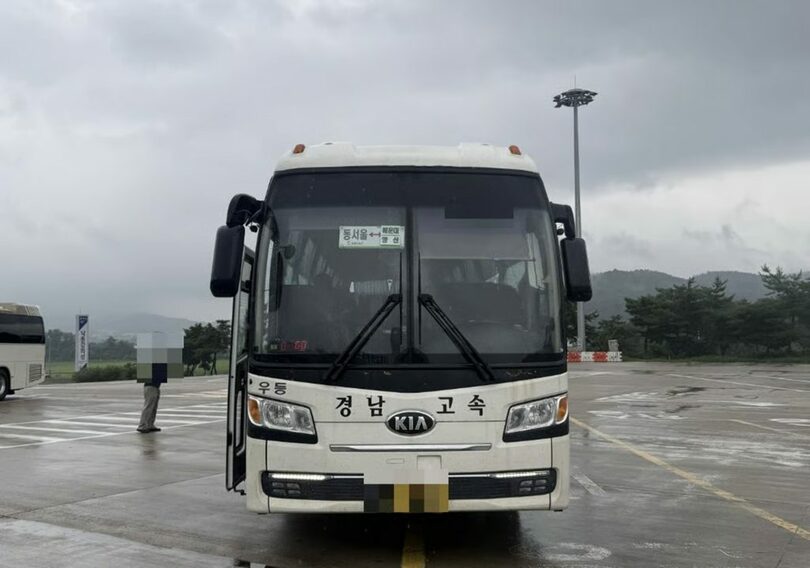 高速バス内で体の不自由な乗客が粗相をした後、運転手が身の回りを整える様子＝SNS画面(c)MONEYTODAY