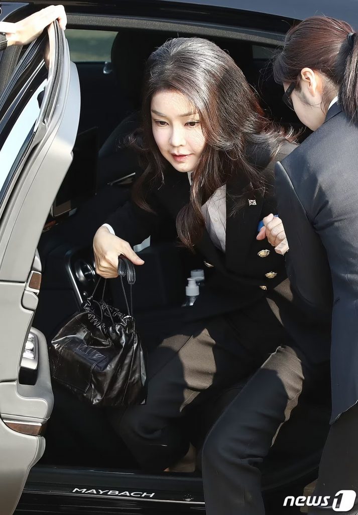 2023年11月15日、アジア太平洋経済協力（APEC）首脳会議出席のため、ユン大統領（当時）とともにソウル空港に到着したキム・ゴニ（金建希）氏(c)news1